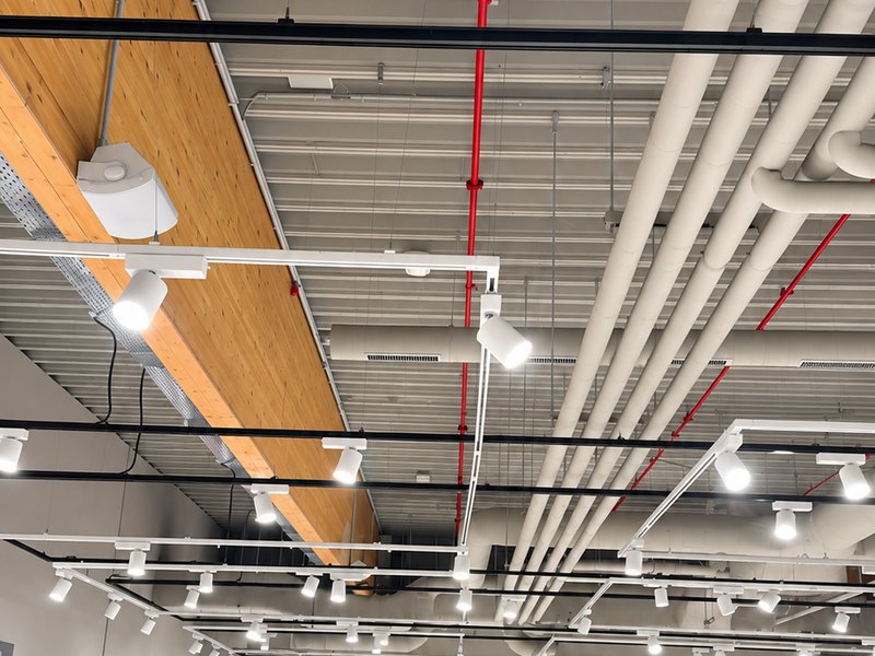 Moderne LED-Schienenbeleuchtung in Gewerbehalle