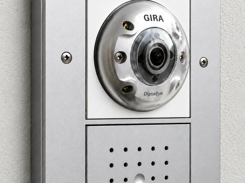 Moderne IP-Türsprechanlage mit Kamera an Gewerbeeingang